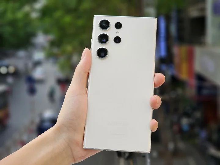 Thiết kế mặt lưng trên s23 ultra xách tay mỹ 5G.webp